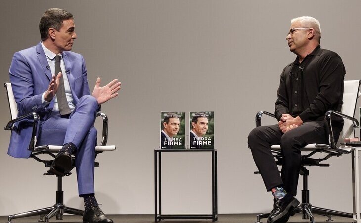 Pedro Sánchez presenta su libro 'Tierra Firme' con Jorge Javier y Ángeles Caballero