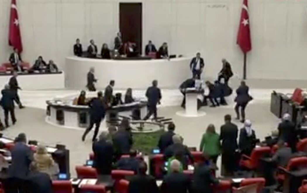 Un diputado turco se desploma por un infarto mientras pronunciaba un discurso contra Israel en el Parlamento