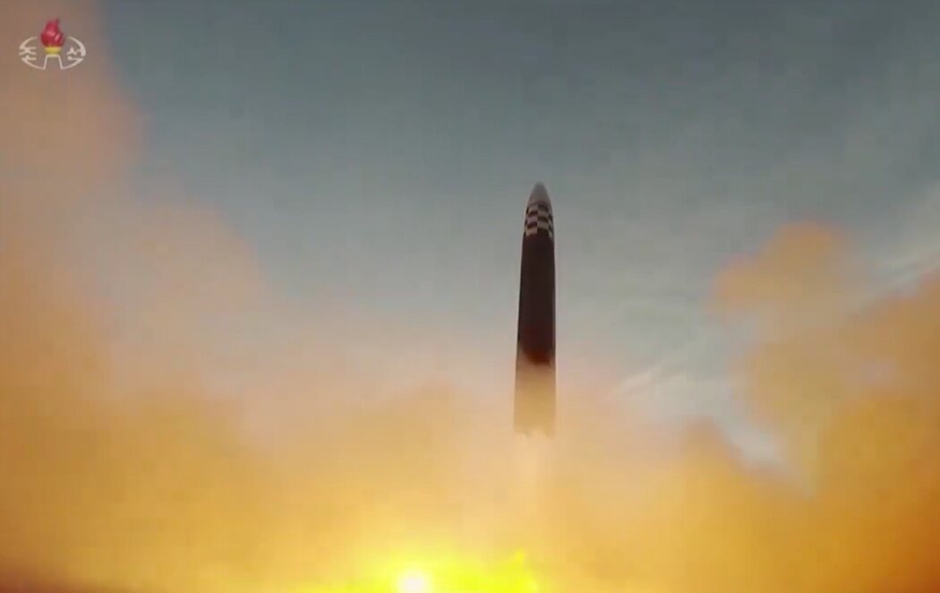 Corea del Norte lanza un misil balístico capaz de alcanzar Estados Unidos