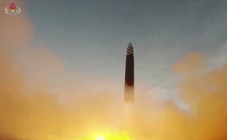 Corea del Norte lanza un misil balístico capaz de alcanzar Estados Unidos