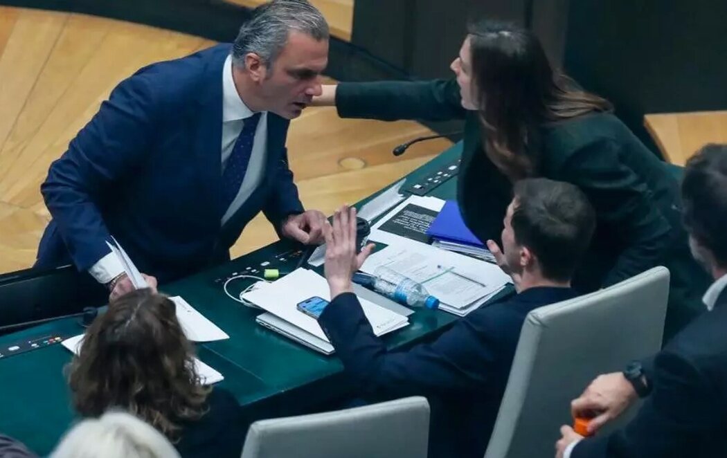 Ortega Smith (VOX) agrede a Fernández Rubiño en el Ayuntamiento de Madrid