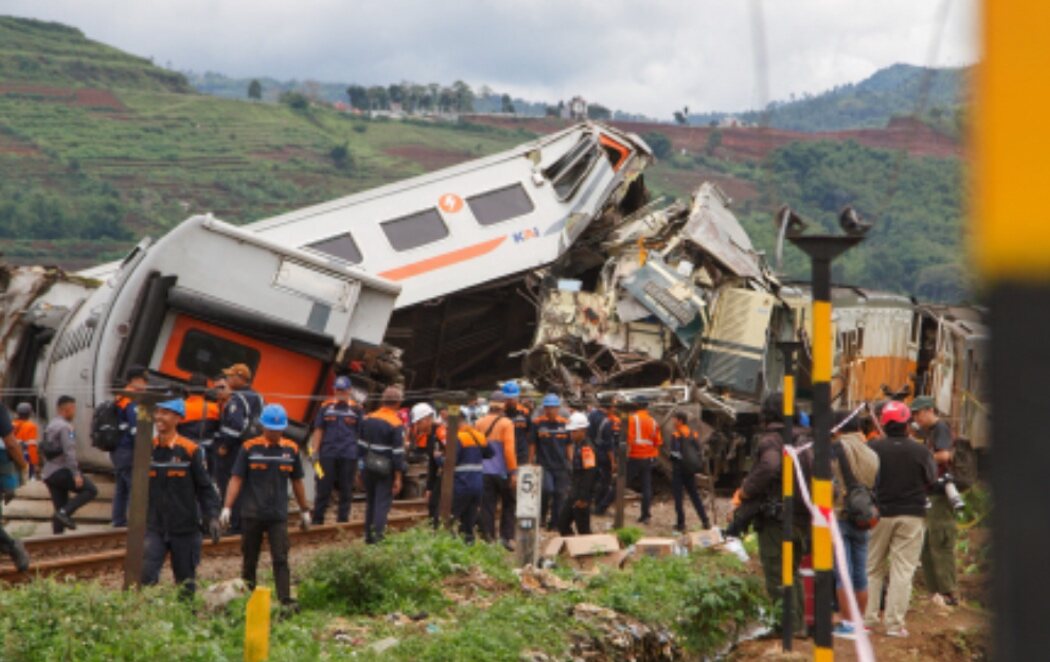 Grave accidente entre dos trenes en Indonesia dejando al menos tres muertos y una treintena de heridos