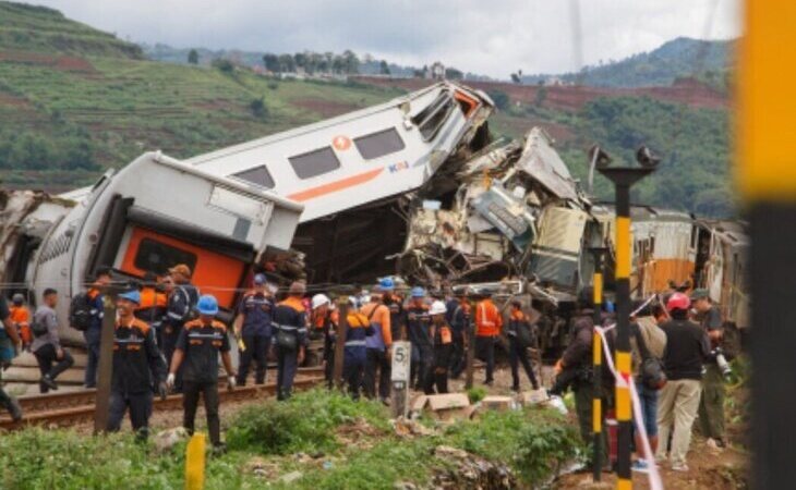 Grave accidente entre dos trenes en Indonesia dejando al menos tres muertos y una treintena de heridos
