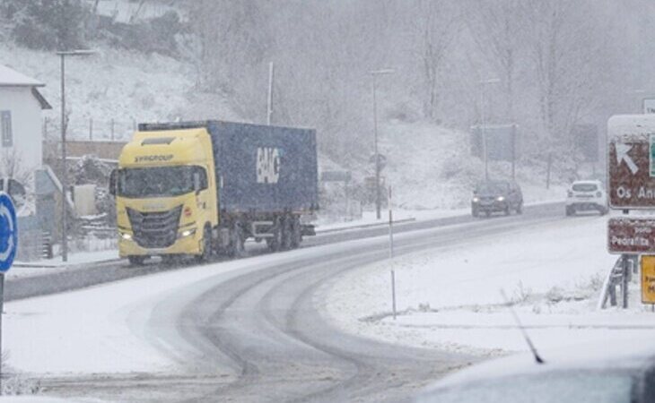 La nieve y el hielo afectan a la circulación en 52 carreteras