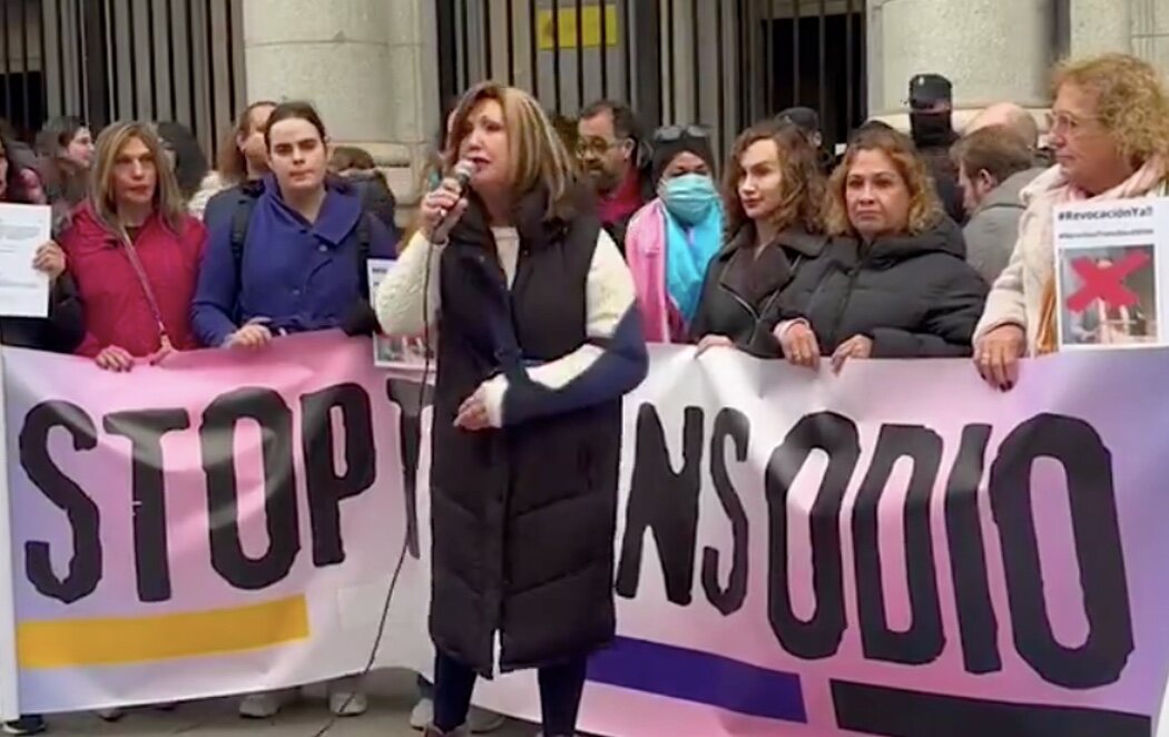 Colectivos trans se manifiestan para pedir el cese de Isabel García