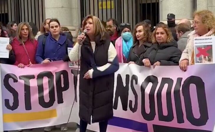 Colectivos trans se manifiestan para pedir el cese de Isabel García