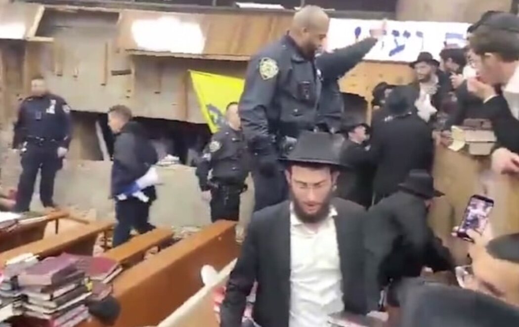Varios judíos extremistas se pegan con la Policía tras encontrar un túnel secreto construido durante la pandemia en Nueva York