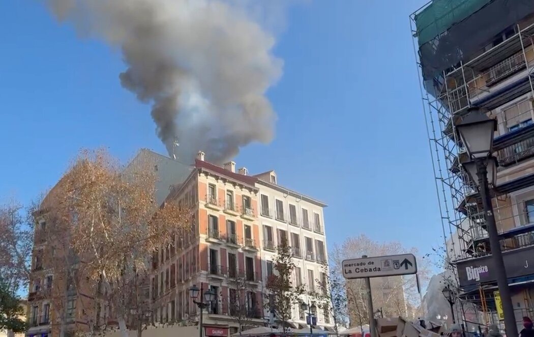 Un incendio en el barrio de La Latina obliga a desalojar un edificio