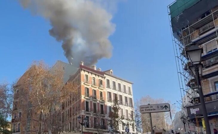 Un incendio en el barrio de La Latina obliga a desalojar un edificio