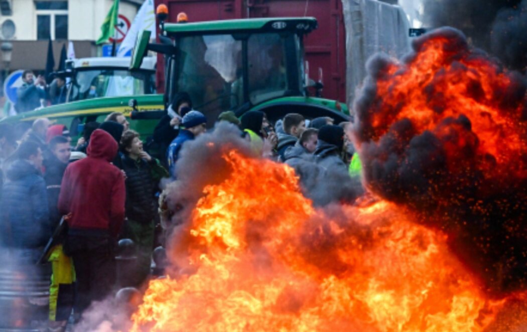 Las protestas de los agricultores llegan a Bruselas: cientos de tractores bloquean el Parlamento Europeo