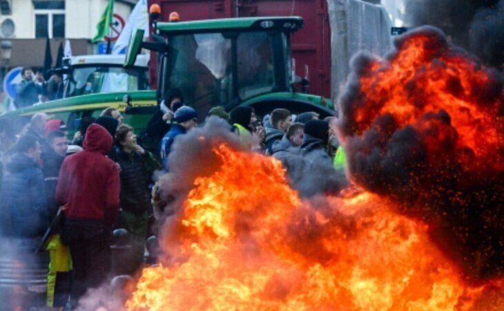 Las protestas de los agricultores llegan a Bruselas: cientos de tractores bloquean el Parlamento Europeo