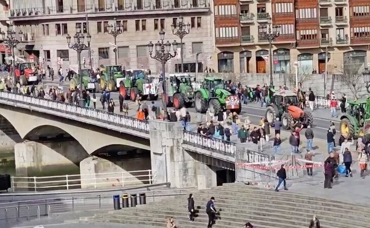 Un centenar de tractores irrumpe en el centro de Bilbao
