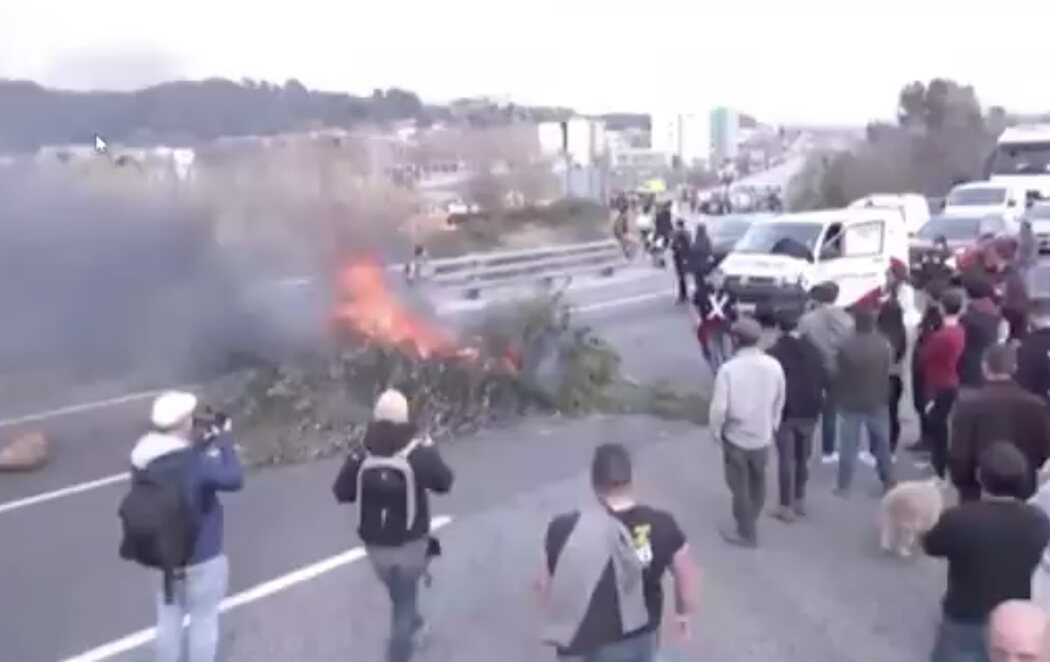 Los agricultores mantienen bloqueada la AP-7 en la frontera con Francia