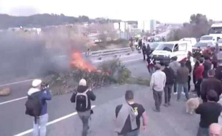 Los agricultores mantienen bloqueada la AP-7 en la frontera con Francia