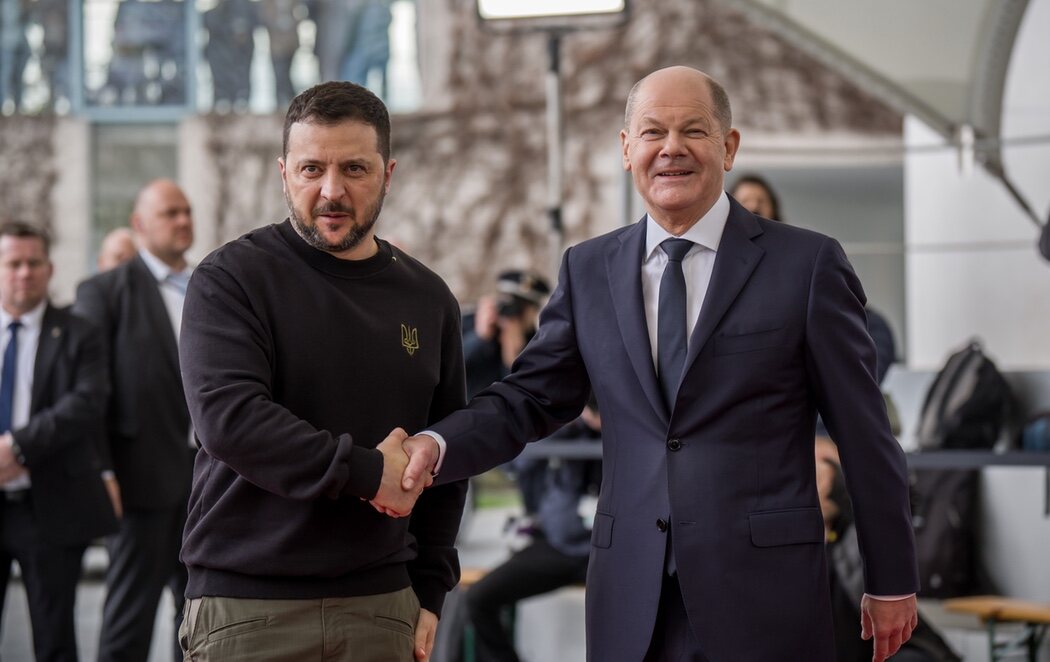 Zelenski inicia una gira europea con la firma de un acuerdo sobre garantías de seguridad de Alemania para Ucrania