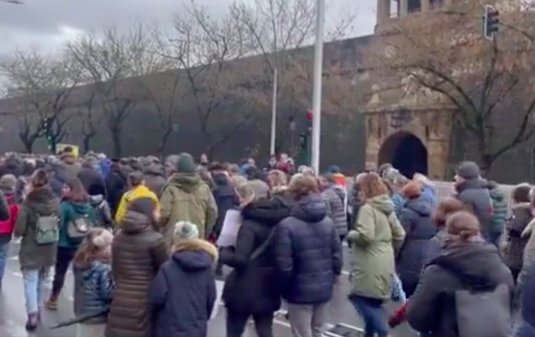 Miles de personas se manifiestan en Pamplona para reclamar un "alto el fuego" en Gaza y romper la relación con Israel