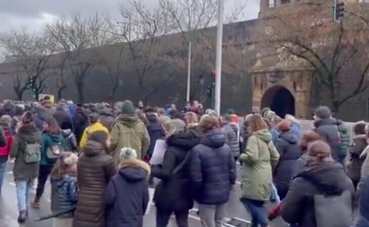 Miles de personas se manifiestan en Pamplona para reclamar un "alto el fuego" en Gaza y romper la relación con Israel