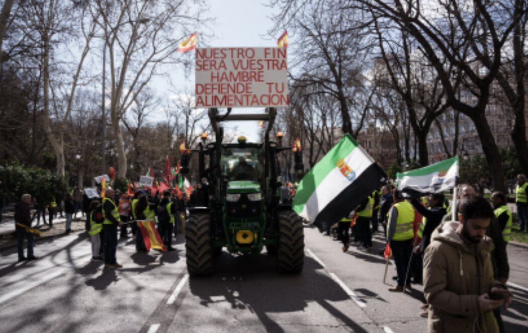 Los agricultores continúan con las protestas en Madrid, donde los tractores han cortado el Paseo del Prado