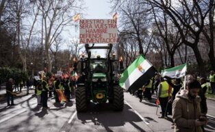 Los agricultores continúan con las protestas en Madrid, donde los tractores han cortado el Paseo del Prado