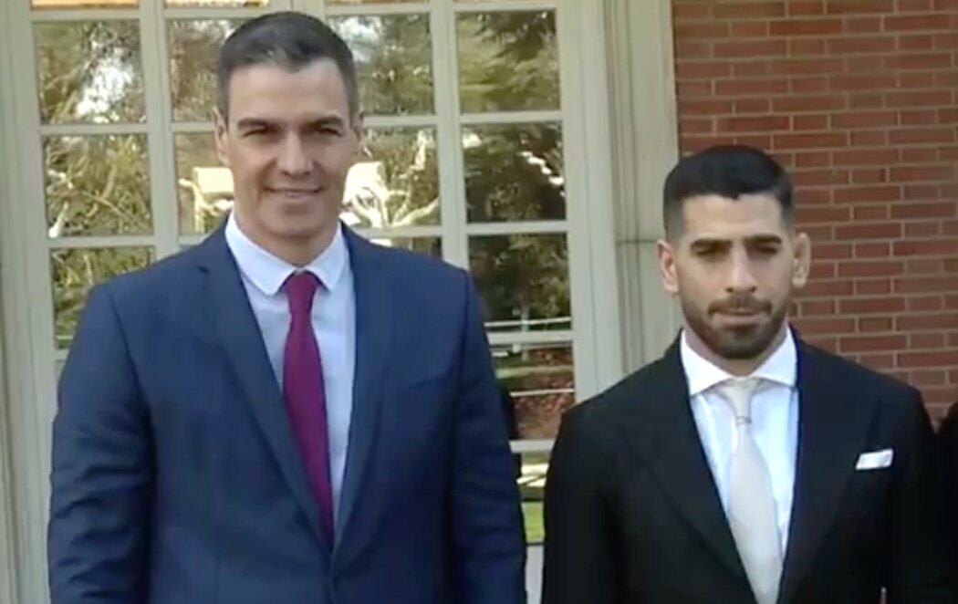 Pedro Sánchez recibe a Ilia Topuria en La Moncloa: "Tu amor por España se reflejará en tu DNI español"