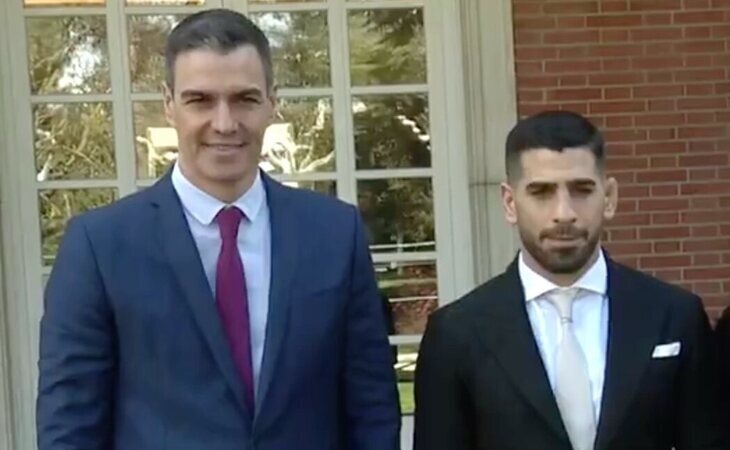 Pedro Sánchez recibe a Ilia Topuria en La Moncloa: "Tu amor por España se reflejará en tu DNI español"