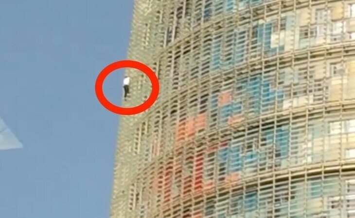 Un hombre desafía a la gravedad y escala la Torre Glòries de Barcelona por la cristalera y sin protección