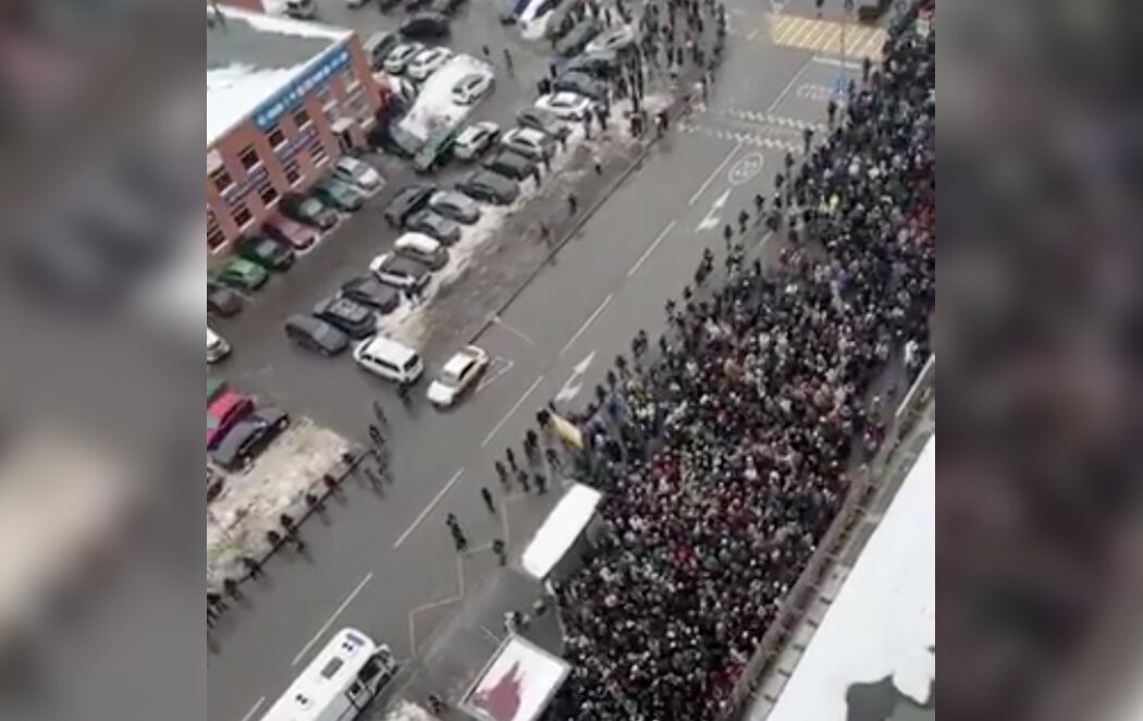 Una multitud acude a despedir a Navalni en Moscú al grito de "No a la guerra" y "Libertad"