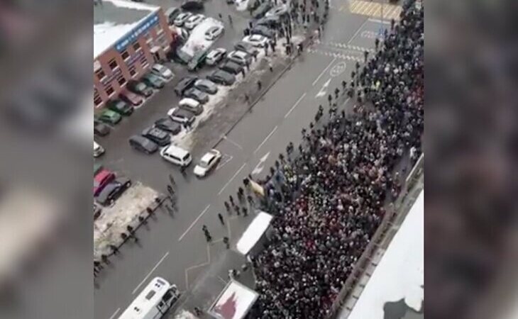 Una multitud acude a despedir a Navalni en Moscú al grito de "No a la guerra" y "Libertad"