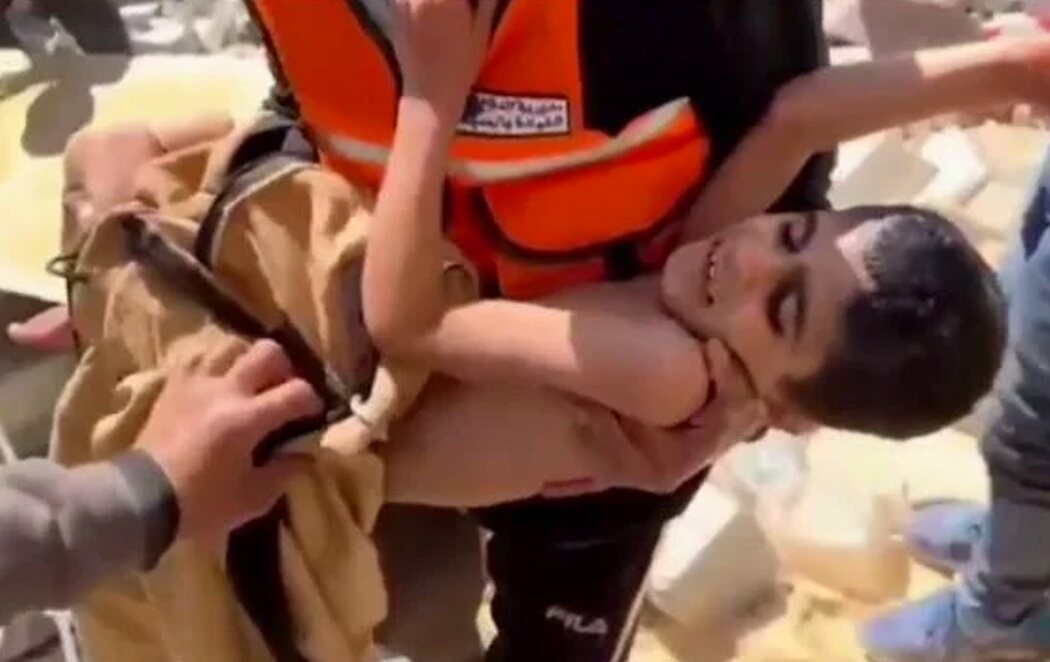 Rescatan a un niño palestino tras pasar nueve días bajo los escombros de su casa en Gaza