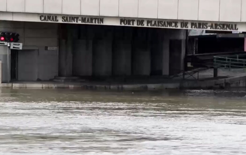 El río Sena se desborda a su paso por París