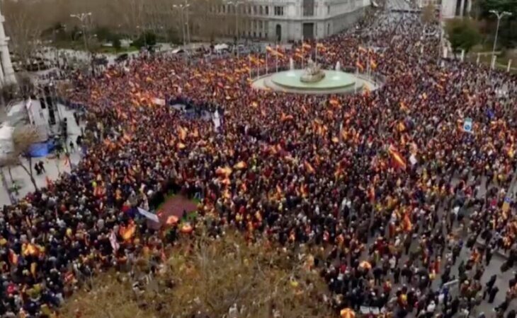 Alrededor de 15.000 personas se concentran en Madrid para pedir la dimisión de Pedro Sánchez