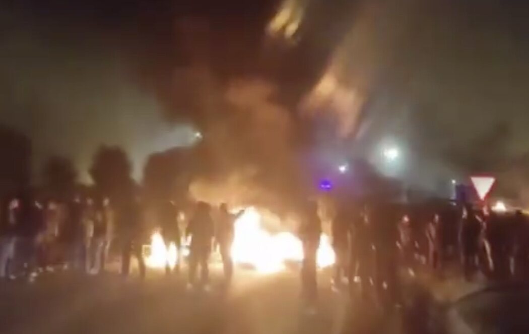 Los funcionarios de prisiones bloquean los accesos a las cárceles en protesta por el asesinato de una cocinera