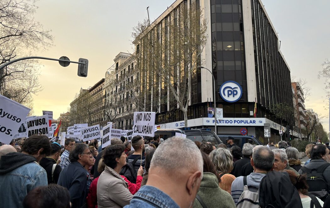 Cientos de personas se manifiestan frente a la sede del PP en Génova para pedir la dimisión de Ayuso