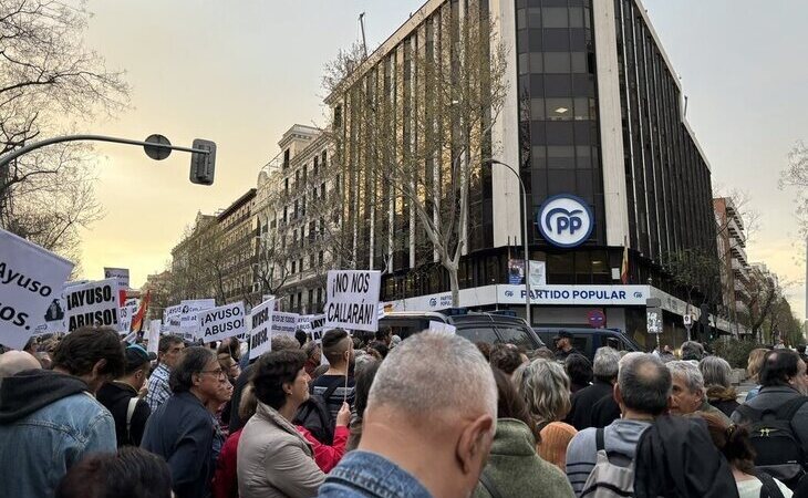 Cientos de personas se manifiestan frente a la sede del PP en Génova para pedir la dimisión de Ayuso