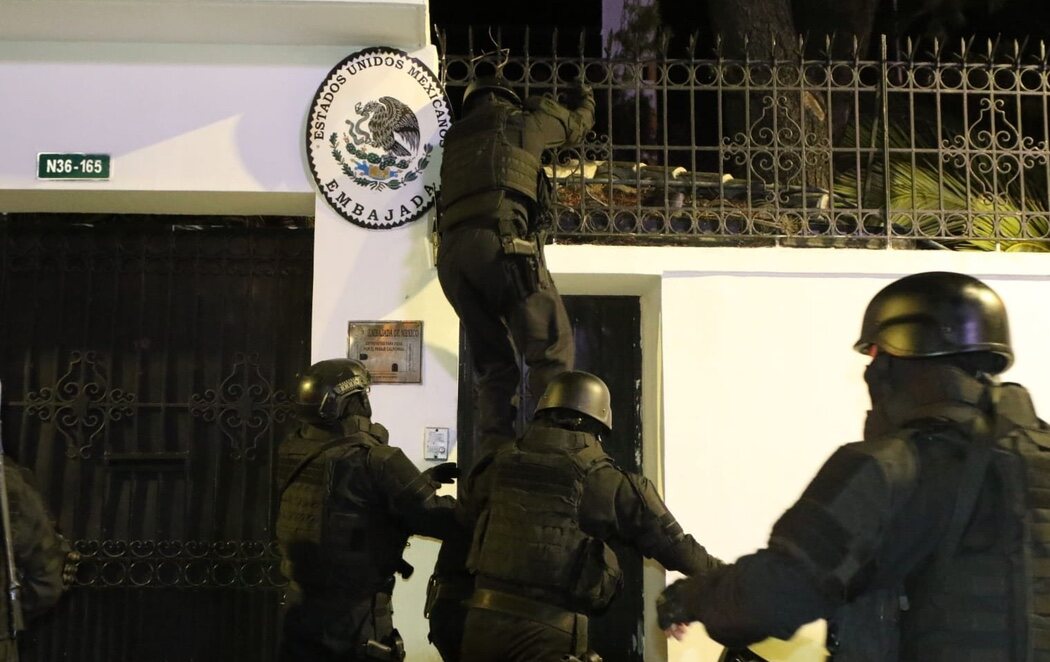 México rompe relaciones con Ecuador tras un asalto policial a su embajada en Quito