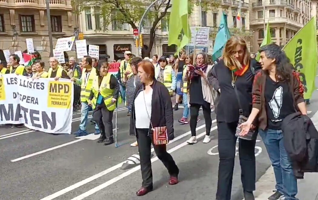 Más de 2.000 personas se manifiestan en Barcelona en defensa de la sanidad pública