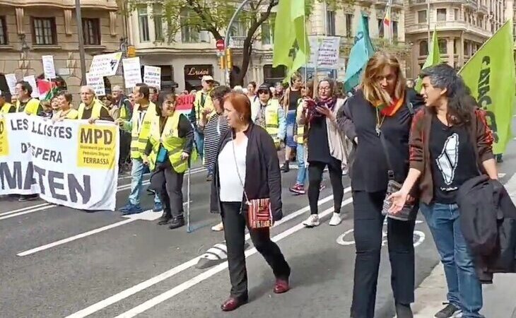 Más de 2.000 personas se manifiestan en Barcelona en defensa de la sanidad pública