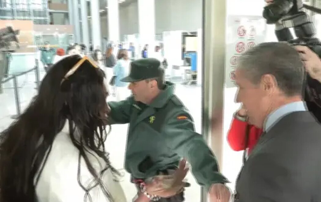 "¡Haz la cola!": el viral momento de una mujer reprochando a Zaplana que se cuele al llegar a declarar al juzgado por el 'caso Erial'