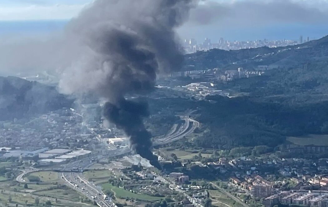 Un gran incendio en Montcada i Reixac provoca una intensa columna de humo visible desde Barcelona