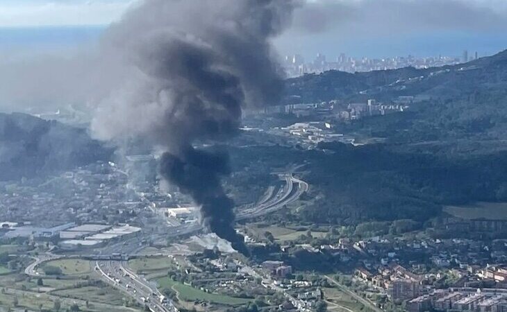 Un gran incendio en Montcada i Reixac provoca una intensa columna de humo visible desde Barcelona