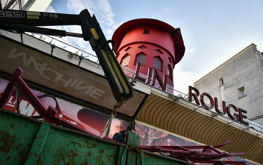 Colapsan y se desploman las aspas del Moulin Rouge de París