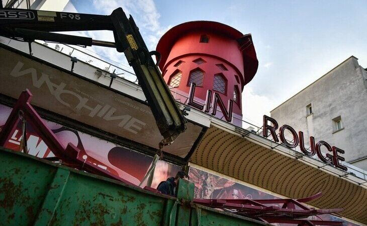 Colapsan y se desploman las aspas del Moulin Rouge de París