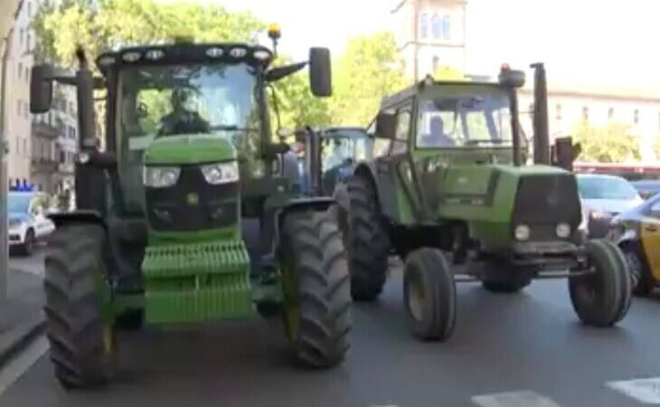 Una tractorada corta la Gran Vía de Barcelona