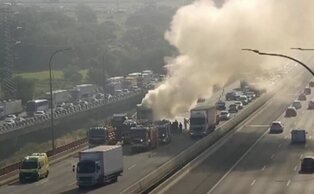 Caos en las carreteras de Madrid: el incendio de un camión en plena M-45 genera grandes atascos
