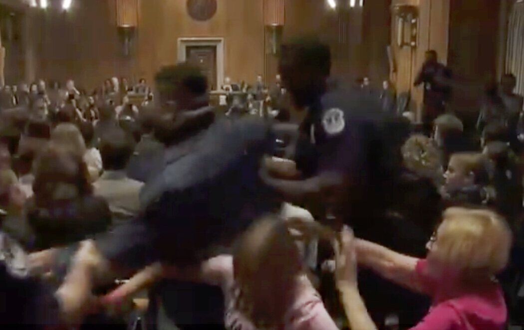 Un grupo de manifestantes propalestinos interrumpe el discurso de Blinken en el Senado: "Criminal de guerra"