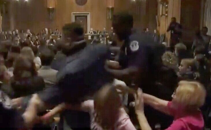 Un grupo de manifestantes propalestinos interrumpe el discurso de Blinken en el Senado: "Criminal de guerra"