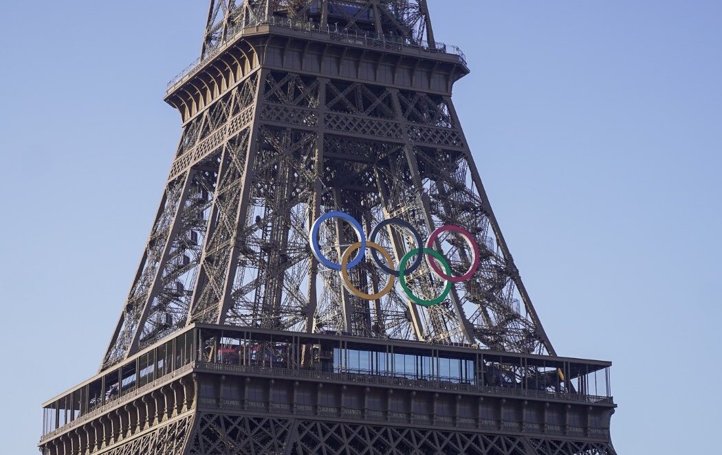 La Torre Eiffel ya exhibe los aros olímpicos