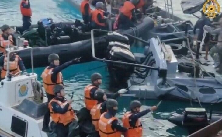 Los guardacostas chinos atacan varios barcos de la marina filipina con hachas, cuchillos y palos