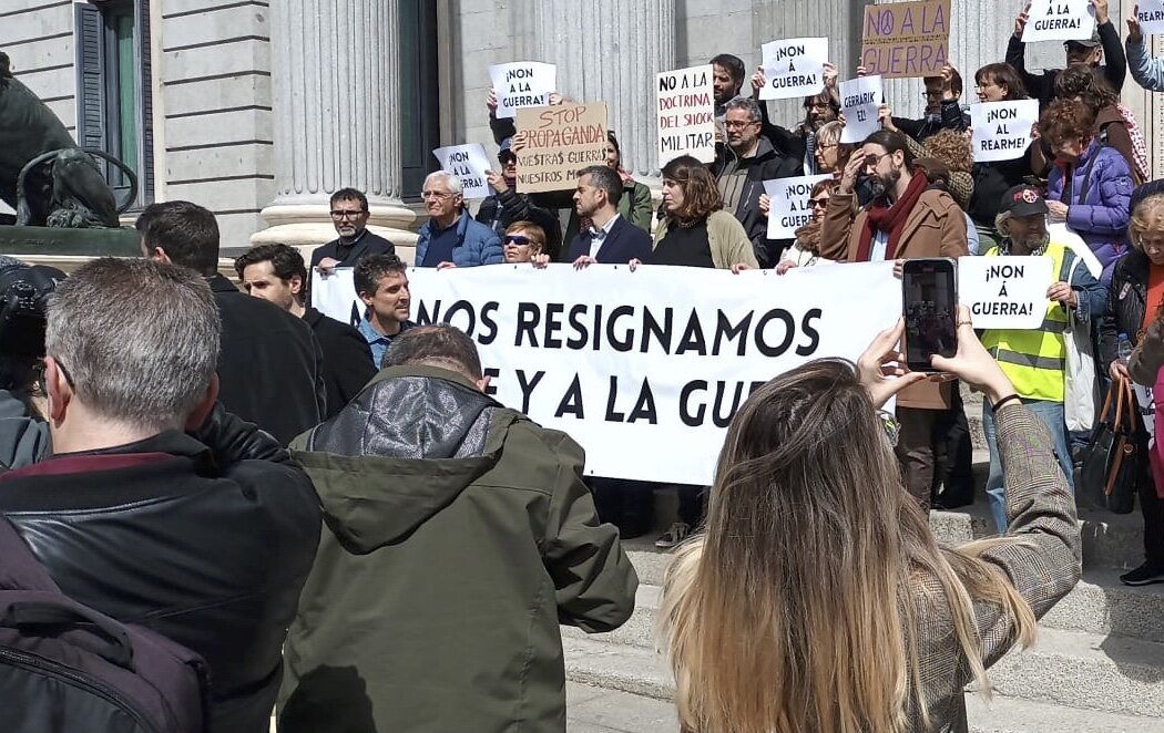 Cientos de personalidades de la cultura y el activismo rechazan el rearme en Europa