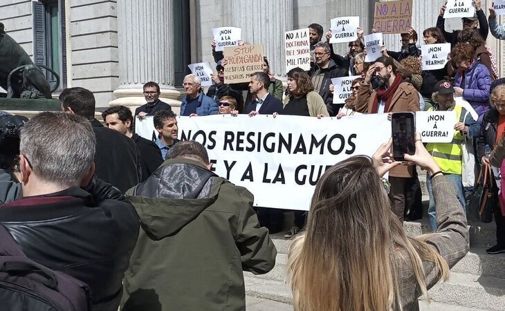 Cientos de personalidades de la cultura y el activismo rechazan el rearme en Europa